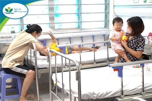 Số mắc tay chân miệng ở phía Nam tăng vọt 23%, phía Bắc có số ca biến chứng thần kinh nhiều hơn