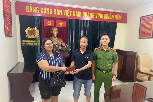 Quên ví trên xe taxi, du khách Philippines được lái xe tìm trả lại