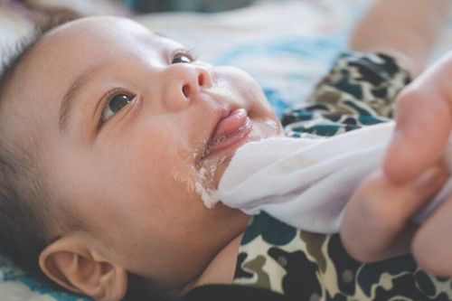 Làm gì khi trẻ bị nôn trớ?