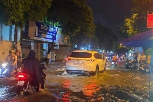 Hàng loạt tuyến đường ở TP.HCM ngập nặng, cây bật gốc trong mưa dông