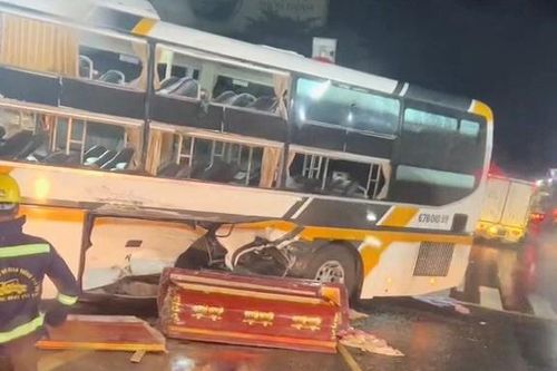 Xe chở quan tài va chạm ôtô khách, nhiều người hốt hoảng