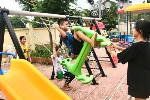 Hà Nội bàn giao thiết bị vui chơi, tặng quà cho trẻ em