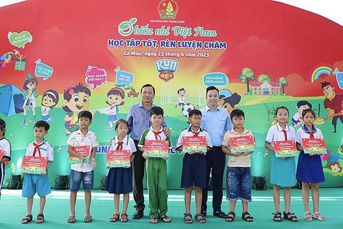 Trao sân chơi và học bổng tặng thiếu nhi Cà Mau