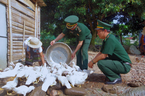 Trao 'cần câu' giúp người dân biên giới thoát nghèo