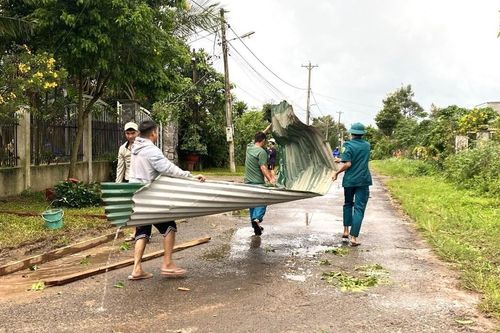 Lâm Đồng: Lốc xoáy thổi bay nhiều mái nhà