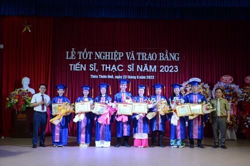 Trường ĐH Sư phạm, ĐH Huế trao bằng cho hơn 600 tiến sĩ, thạc sĩ
