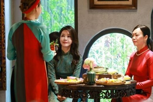 Phu nhân hai Nhà lãnh đạo Việt Nam, Hàn Quốc cùng thưởng trà và xem biểu diễn thời trang