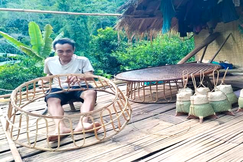 Người Thái Chà Nưa gìn giữ nghề đan lát truyền thống