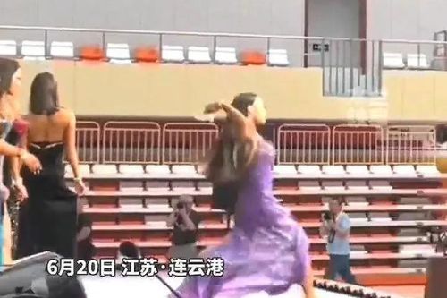 Nữ thí sinh ném giày vào ban giám khảo cuộc thi Vô địch Thể hình