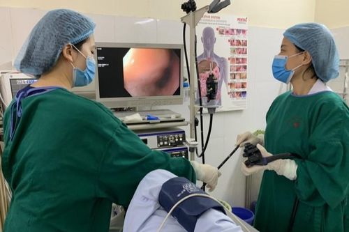 Nuốt vướng sau bữa thịt vịt, cô gái trẻ nhập viện