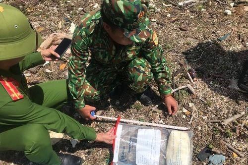 Phát hiện túi bột trắng nghi ma túy dạt vào bờ biển