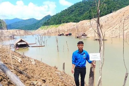 Lòng hồ thủy điện cạn nước, đoàn viên lội bùn cắm biển cảnh báo cho người dân đi