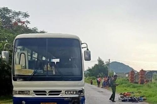 Bản tin 8H: Ô tô va chạm xe đạp điện khiến hai vợ chồng tử vong