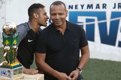 Cha của Neymar bị cảnh sát bắt giữ