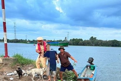 Cảnh sát giao thông cứu người phụ nữ nhảy cầu Bến Lức