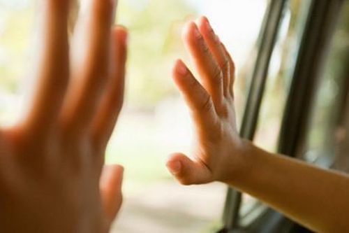 Hà Nội: Học sinh lớp 1 bị bỏ quên trên xe ô tô
