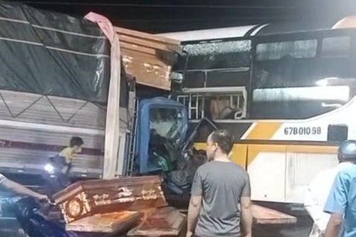 Xe tải chở quan tài va chạm xe khách, nhiều người hốt hoảng