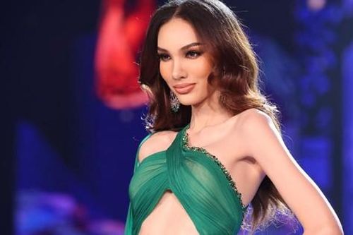 Váy dạ hội hở bạo tràn ngập bán kết hoa hậu