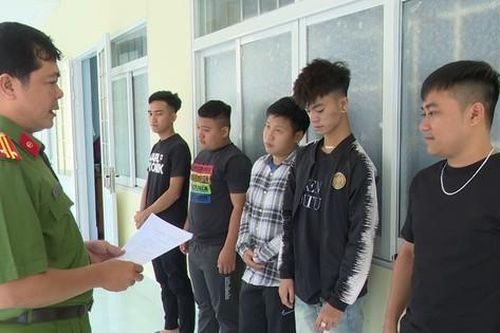 Tiệm bánh của người phụ nữ bị ném dầu nhớt trộn mắm tôm vì chồng cũ vay nợ