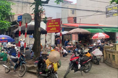 Hà Nội: Chợ họp đông đúc trên phố, ngay nơi 'Cấm họp chợ'