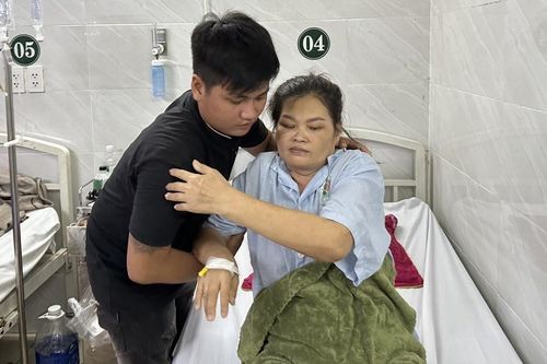 Vợ bất ngờ đổ bệnh, chồng 'gánh' thêm khoản nợ từ 2 bàn tay trắng