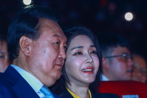 Tổng thống Hàn Quốc và phu nhân đi xem hòa nhạc Việt - Hàn
