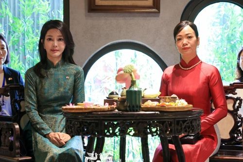 Phu nhân Chủ tịch nước, phu nhân Tổng thống Hàn Quốc thưởng trà, xem diễn áo dài