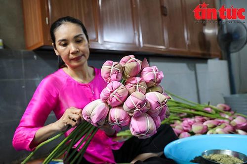 Độc đáo trà sen 'ướp xổi' Tây Hồ