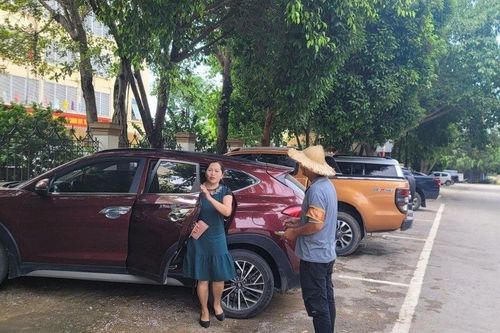 Bát nháo thu tiền đỗ xe trước cổng trụ sở công an ở Thanh Hóa