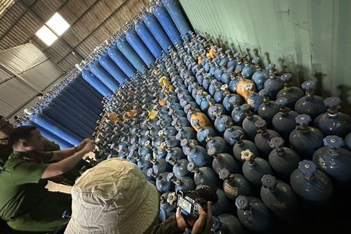 Bình Dương: Đột kích kho chứa hàng nghìn bình khí cười được ngụy trang