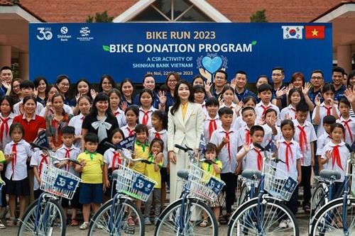 Shinhan Việt Nam trao tặng xe đạp và học bổng cho học sinh khó khăn