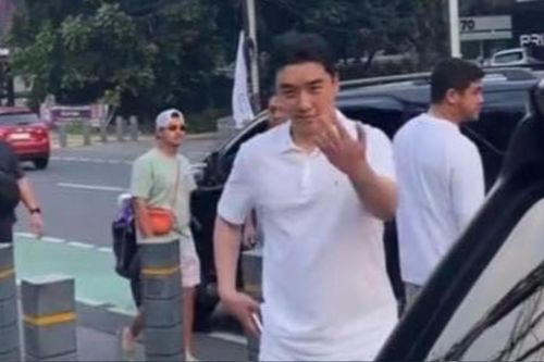 Sau khi ra tù, Seungri gây tranh cãi khi chụp ảnh cùng fan, diện mạo nam ca sĩ gây chú ý