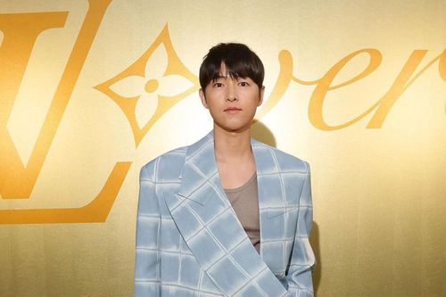 Song Joong Ki lúc yêu Song Hye Kyo thì giấu giếm, nhưng vợ mới lại công khai với bạn bè từ rất sớm
