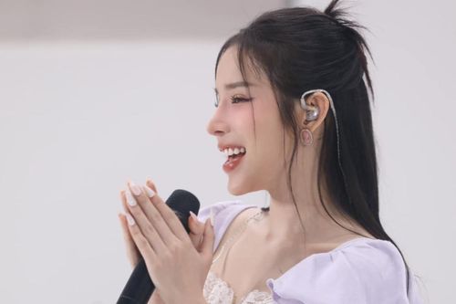 Sau gần một năm bị trầm cảm, nữ ca sĩ Vbiz tiếp tục thể hiện tâm lý bất ổn khiến fan lo lắng