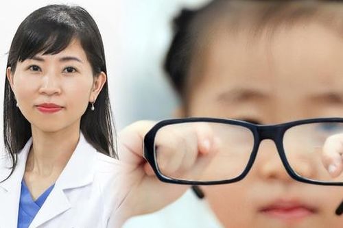 Con gái kêu không nhìn thấy chữ trên bảng, mẹ hốt hoảng khi nghe chẩn đoán của bác sĩ