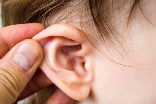 Trẻ dưới 2 tuổi chưa biết kêu đau, đây là cách bố mẹ nhận biết sớm con mắc viêm tai giữa