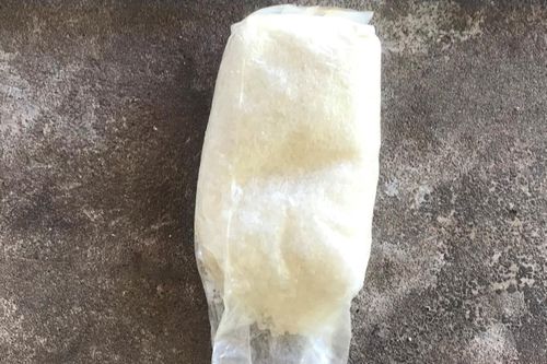 Túi nilon chứa 1kg tinh thể nghi ma túy dạt vào bờ biển tỉnh Quảng Trị
