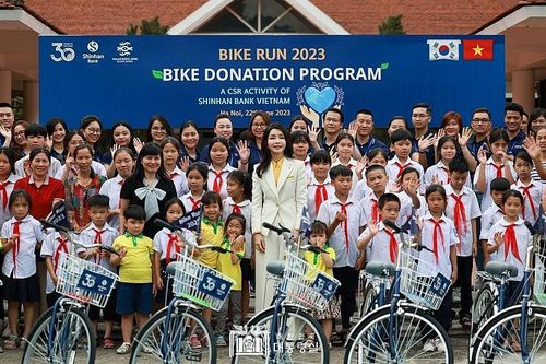 Đệ nhất phu nhân Hàn Quốc cùng ngân hàng Shinhan tặng học bổng và xe đạp cho làng trẻ SOS Việt Nam