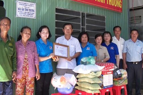 Công ty Cổ phần Điện nước An Giang hỗ trợ 'Mái ấm tình thương' cho hộ nghèo huyện Phú Tân