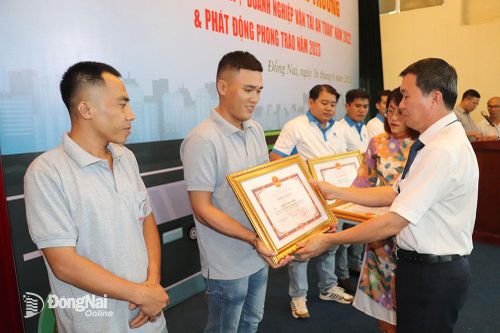 Tôn vinh lái xe an toàn, doanh nghiệp vận tải an toàn