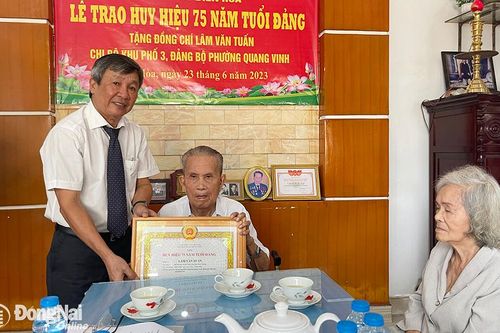 Trao tặng Huy hiệu 75 năm tuổi Đảng cho đảng viên