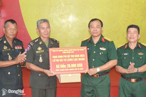Tặng quà cho các đơn vị Quân đội Hoàng gia Campuchia
