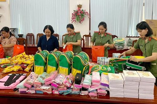 Tặng quà cho học sinh có hoàn cảnh khó khăn học giỏi
