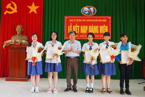 Đảng ủy Trường THPT Chuyên Nguyễn Đình Chiểu có thêm 5 đảng viên mới