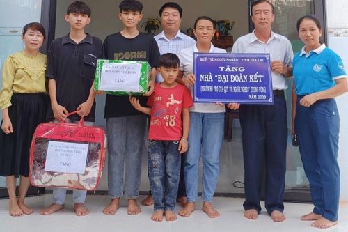 Chư Prông: Gần 3,1 tỷ đồng hỗ trợ xây nhà, tặng quà cho người nghèo