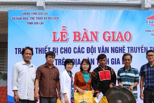 Bàn giao 18 bộ cồng chiêng cho các đội văn nghệ truyền thống tỉnh Gia Lai