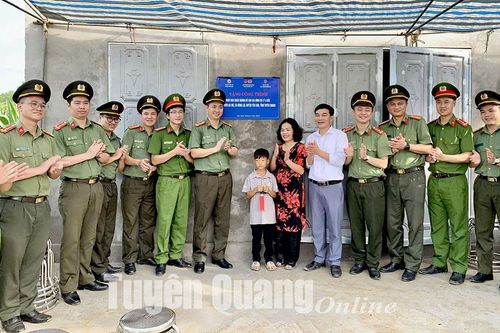 Bàn giao Nhà khăn quàng đỏ cho học sinh dân tộc Mông ở xã Hùng Lợi