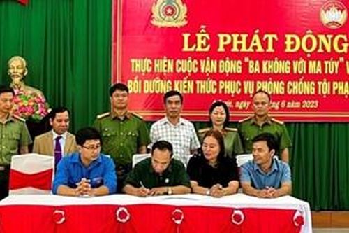 Ký kết thực hiện cuộc vận động 'Ba không với ma túy'