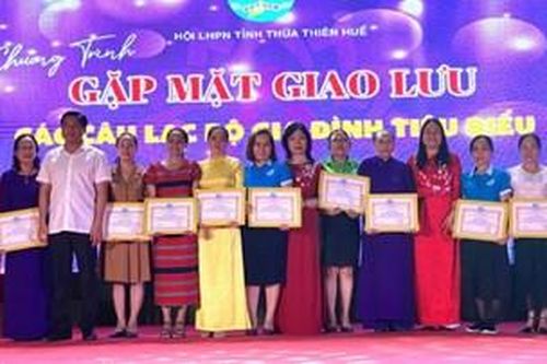 Tuyên dương các gia đình tiêu biểu
