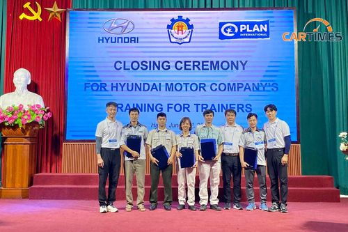 Thầy dạy kĩ thuật ô tô tại Việt Nam được Hyundai Motor trao chứng nhận đào tạo